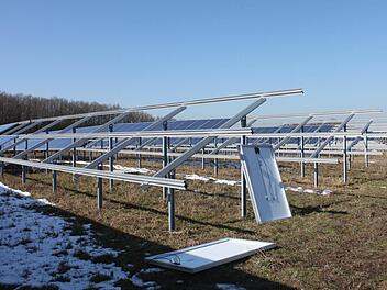 Von diesem Solarfeld an der A3 bei Buch wurden zwischen 8. Januar und 4. März über 400 Solarmodule gestohlen. Foto: Andreas Dorsch