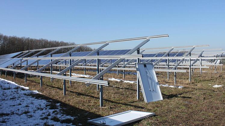 Von diesem Solarfeld an der A3 bei Buch wurden zwischen 8. Januar und 4. März über 400 Solarmodule gestohlen. Foto: Andreas Dorsch