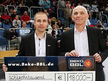Ligavertreter Florian Gut überreicht Wolfgang Heyder, Geschäftsführer der Brose Baskets, den Scheck über 18.000 Euro.