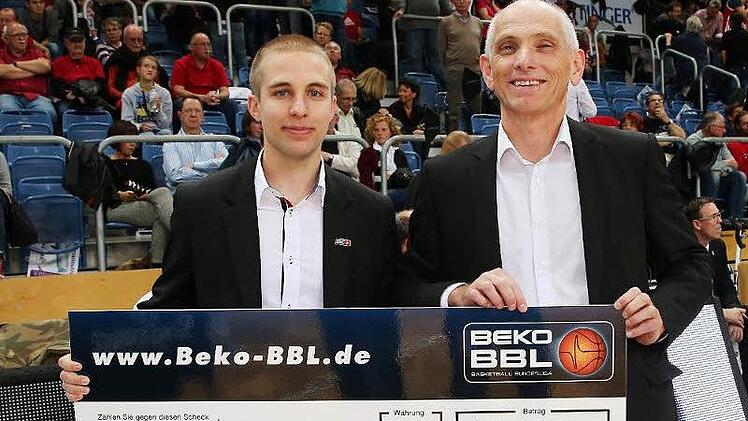 Ligavertreter Florian Gut überreicht Wolfgang Heyder, Geschäftsführer der Brose Baskets, den Scheck über 18.000 Euro.