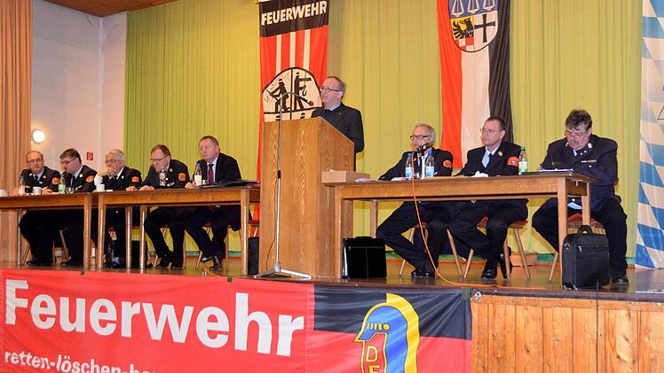 Die Sitzung des Kreisfeuerwehrverbandes und Frühjahrsversammlung der Kommandanten fand in Stangenroth statt und beschäftigte sich hauptsächlich mit den Digitalfunk. Fotos: Peter Rauch