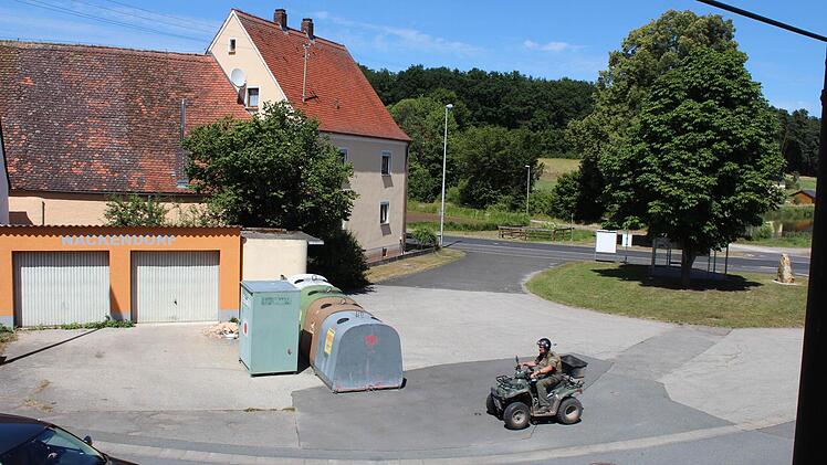 Der Platz in der Ortsmitte von Nackendorf könnte im Zuge der Dorferneuerung neu und attraktiv gestaltet werden. Foto: Andreas Dorsch