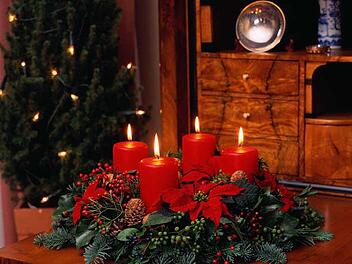 Vorsicht ist gemahnt im Umgang mit einem Adventskranz, leichtfertiger Umgang kann zu einem gefährlichen Brand führen mit Sach- und Personenschaden.  Foto: privat