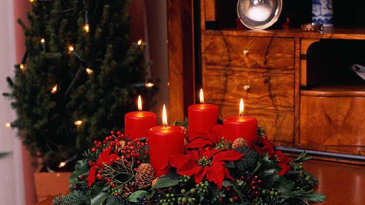 Vorsicht ist gemahnt im Umgang mit einem Adventskranz, leichtfertiger Umgang kann zu einem gefährlichen Brand führen mit Sach- und Personenschaden.  Foto: privat