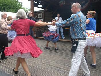 Die Castle Twirles aus Coburg sorgten mit ihrem Square Dance f&uuml;r Begeisterung. Fotos: Martin Rebhan