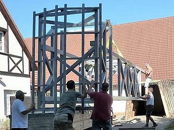 Ein Kraftakt war die Aufstellung des acht Meter hohen Förderturms vor der Zecherhalle. Foto: Gerd Fleischmann