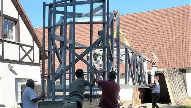 Ein Kraftakt war die Aufstellung des acht Meter hohen Förderturms vor der Zecherhalle. Foto: Gerd Fleischmann