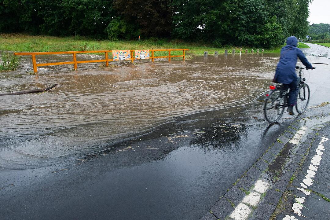Dauerregen über Deutschland: Rettungskräfte kämpfen mit Regenmassen