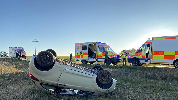 18-j&auml;hrige Fahranf&auml;ngerin &uuml;berschl&auml;gt sich mehrfach mit Auto