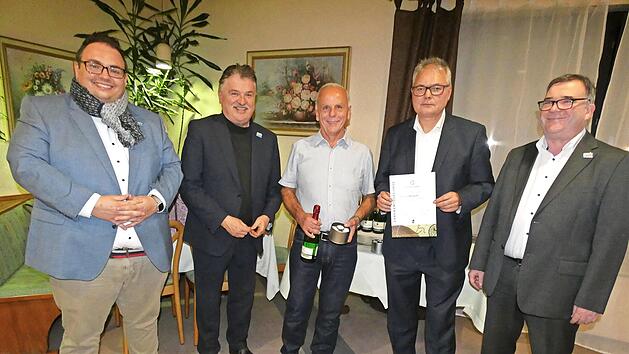 Mit Reiner Albrecht vom SSV Kasendorf wurde ein langj&auml;hriger &bdquo;Ehrenamtler&ldquo; mit der DFB-Ehrenamtsuhr ausgezeichnet. Von links Bezirksehrenamtsreferent Andreas Vogler, Landrat Klaus Peter S&ouml;llner, Reiner Albrecht, Bezirksvorsitzender Thomas Unger un...