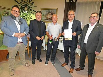 Mit Reiner Albrecht vom SSV Kasendorf wurde ein langjähriger „Ehrenamtler“ mit der DFB-Ehrenamtsuhr ausgezeichnet. Von links Bezirksehrenamtsreferent Andreas Vogler, Landrat Klaus Peter Söllner, Reiner Albrecht, Bezirksvorsitzender Thomas Unger un...