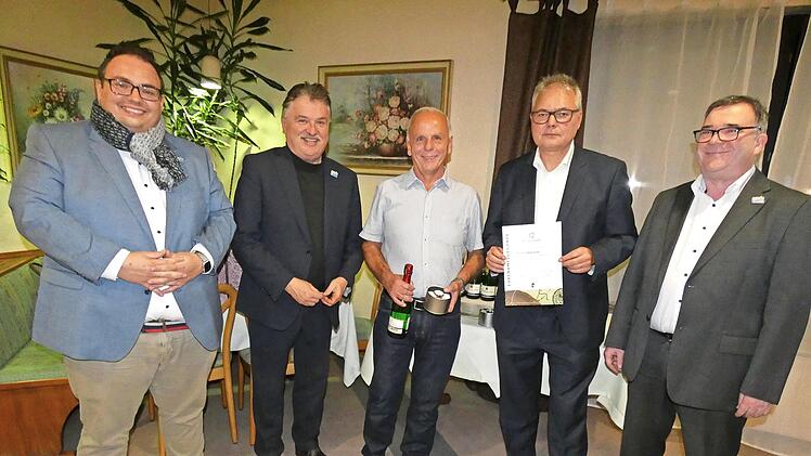 Mit Reiner Albrecht vom SSV Kasendorf wurde ein langjähriger „Ehrenamtler“ mit der DFB-Ehrenamtsuhr ausgezeichnet. Von links Bezirksehrenamtsreferent Andreas Vogler, Landrat Klaus Peter Söllner, Reiner Albrecht, Bezirksvorsitzender Thomas Unger un...