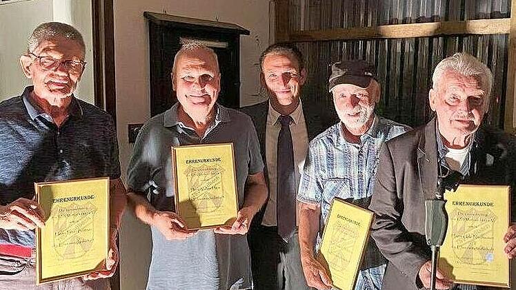 Unser Foto zeigt mit Abteilungsleiter Jörg Dotzel (Mitte) die Geehrten (von links): Peter Büttner, Volker Heim, Roland Schlotter und Udo Neuhauser.