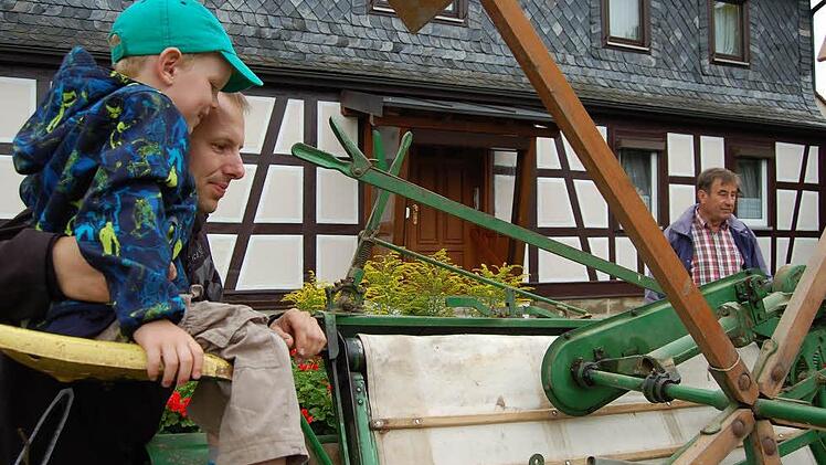 Michael (3) aus Ebern wird von Vater Alexander Schramm informiert.