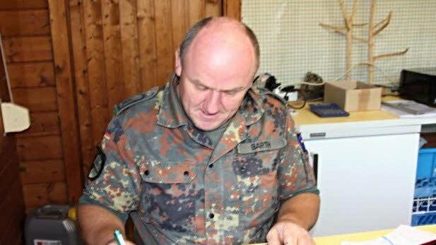 Hauptfeldwebel d.R. Berthold Barth registrierte die Teilnehmer in den verschiedenen Wettkampfklassen.