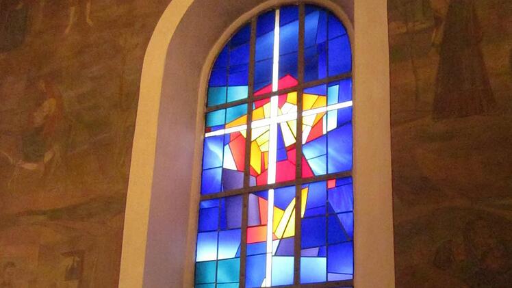 Stellt mit seiner christlichen Botschaft von Kreuz und Auferstehung den Fixpunkt in der Mainleuser Christuskirche dar: das nach Osten ausgerichtete Buntglasfenster.  Foto: Stephan Tiroch