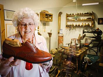 Schuhe wie dieser alte Budapester wurden früher in Werkstätten wie dieser gefertigt. Da wurden Sohlen nach genagelt statt geklebt. Marlene Bromm schwärmt von der guten Burgkunstädter Verarbeitung.  Fotos: Steffens