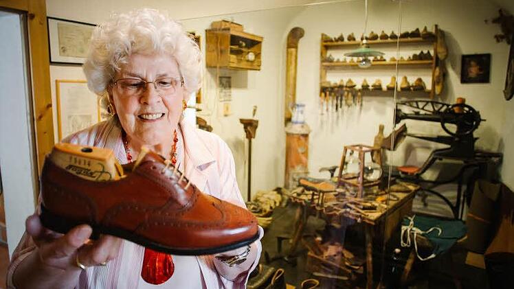 Schuhe wie dieser alte Budapester wurden früher in Werkstätten wie dieser gefertigt. Da wurden Sohlen nach genagelt statt geklebt. Marlene Bromm schwärmt von der guten Burgkunstädter Verarbeitung.  Fotos: Steffens