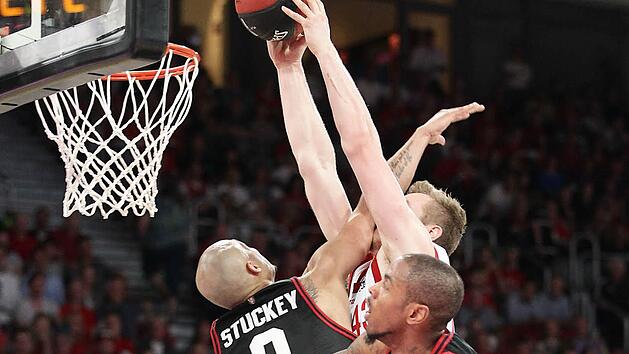 Mit einem harten Foul verhindert Maurice Stuckey (l.) den Dunking-Versuch des Bamberger Centers Leon Radosevic.  Foto: sportpress