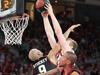 Mit einem harten Foul verhindert Maurice Stuckey (l.) den Dunking-Versuch des Bamberger Centers Leon Radosevic.  Foto: sportpress