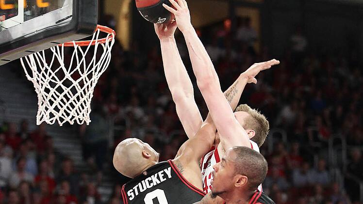 Mit einem harten Foul verhindert Maurice Stuckey (l.) den Dunking-Versuch des Bamberger Centers Leon Radosevic.  Foto: sportpress