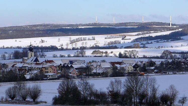 Weithin sichtbar: Die Masten des Windparks "Bürgerwald". Foto: Berthold Köhler