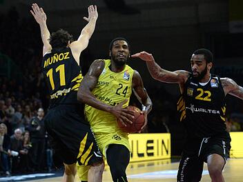 De'Mon Brooks erzielte mit der Schlussirene den Siegkorb für die Bayreuther gegen Tübingen. HIer setzt er sich gegen Alvaro Munoz (links) und Stanton Kidd (rechts) durch. Foto: Peter Mularczyk