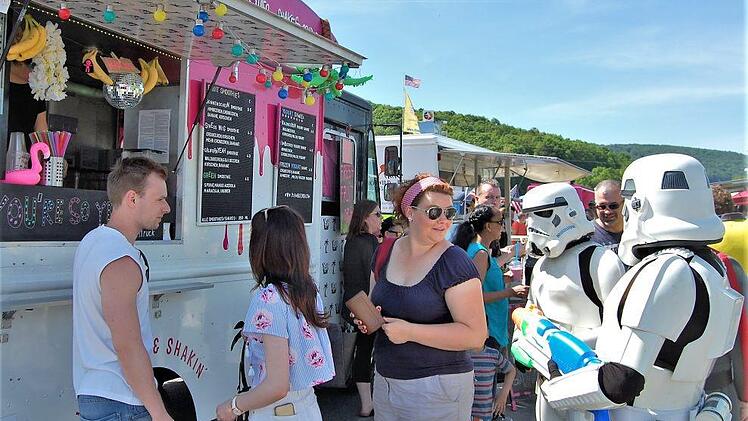 Auch die Star-Wars-Darsteller stellen sich gern für eiskalte Smothies an. Foto: Sigismund von Dobschütz