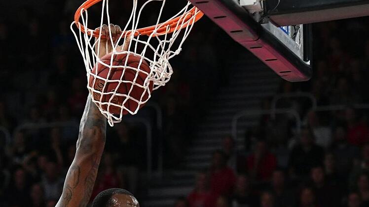 Cliff Alexander testet die Belastbarkeit des Korbs