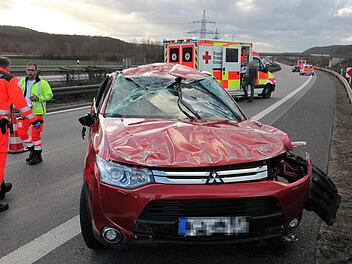 Total beschädigt blieb der Mitsubishi nach mehreren Überschlägen entgegen der Fahrtrichtung auf dem Standstreifen der Maintalautobahn stehen. Alle fünf Insassen wurden zum Teil schwer verletzt.  Foto: MichaelWill/BRK Haßberge
