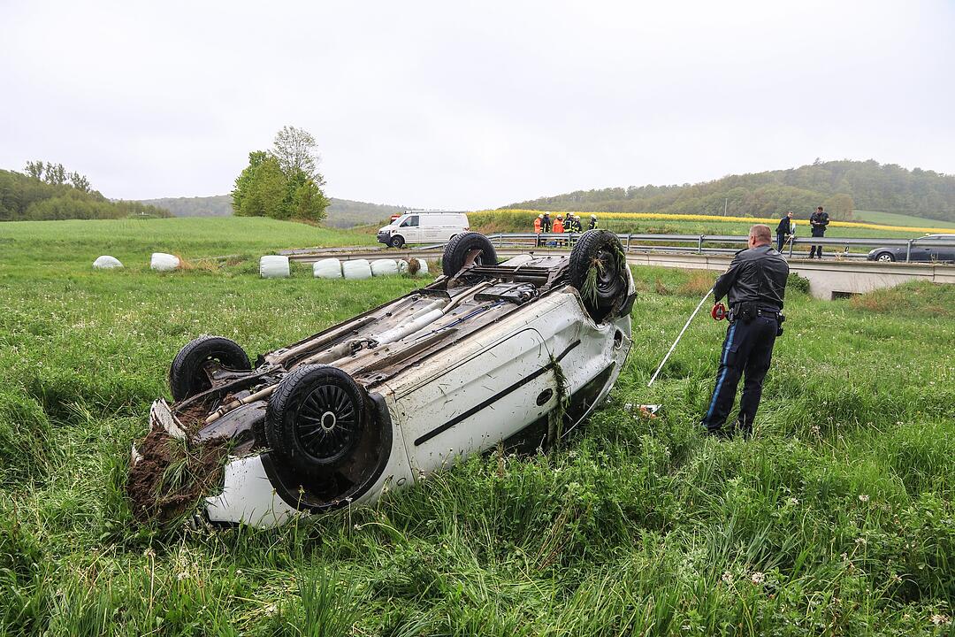 Nach 15-Meter-Flug: Corsa landet auf Dach in Wiese