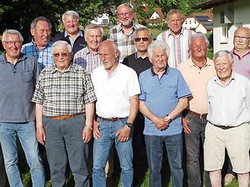 Die einstigen Aktiven der Meistermannschaft des TSV Weißenbrunn der Saison 1968/69 mit einigen ehemaligen Sportfunktionären  Foto: Dieter Wolf