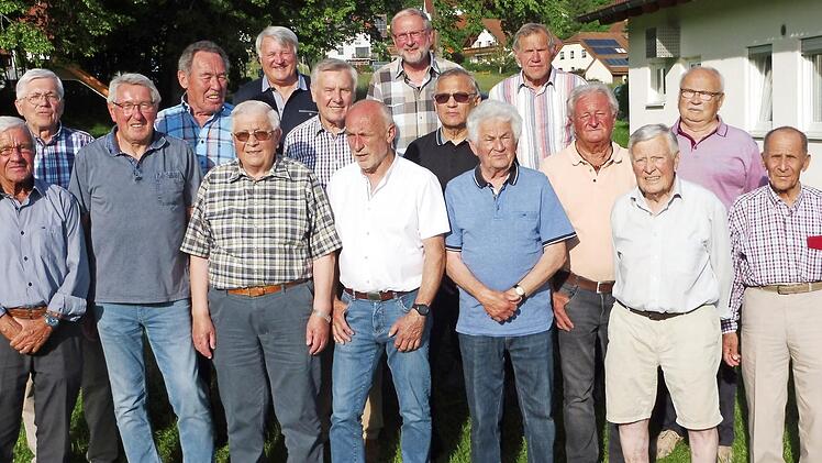Die einstigen Aktiven der Meistermannschaft des TSV Weißenbrunn der Saison 1968/69 mit einigen ehemaligen Sportfunktionären  Foto: Dieter Wolf