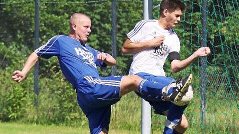 Der Prappacher Kapitän Lukas Winzig (rechts) blockt den Schuss von Chris Reinhart (TV Haßfurt) gerade noch ab.