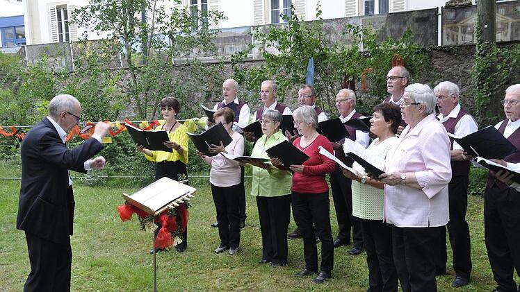 Auch der Gesangverein Aschach, unter der musikalischen Leitung Dimitry Romanetskiy, genoss das angenehme Ambiente des Kurparks und die vielen Zuhörer. Peter Klopf