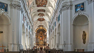 Die Stiftskirche in der Würzburger Altstadt