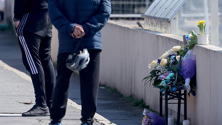 Fu&szlig;balltor st&uuml;rzt auf siebenj&auml;hrigen Jungen