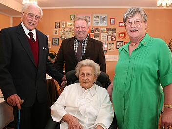 Ilse Scheindel wohnt seit drei Jahren im Höchstadter Seniorenheim. Zu ihrem 95. Geburtstag gratulierten unter anderem Kaspar Röckelein, Wachenroths Bürgermeister Friedrich Gleitsmann und ihre Tochter Ulrike.   Foto: see