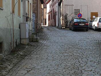 Auf die Kanalsanierung in der Altstadt wird zwar nicht verzichtet, aber die Fahrbahndecke wird danach nicht komplett erneuert, sondern nur geflickt. Foto: Archiv