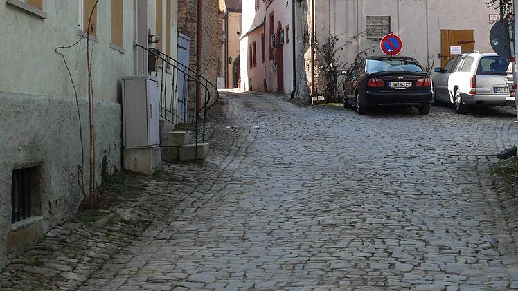 Auf die Kanalsanierung in der Altstadt wird zwar nicht verzichtet, aber die Fahrbahndecke wird danach nicht komplett erneuert, sondern nur geflickt. Foto: Archiv
