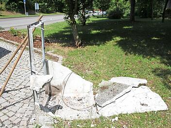 Nur noch Einzelteile sind von dieser Mülltonnenbox übrig geblieben, die Unbekannte sprengten. Foto: Heike Beudert