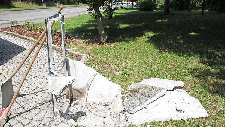 Nur noch Einzelteile sind von dieser Mülltonnenbox übrig geblieben, die Unbekannte sprengten. Foto: Heike Beudert