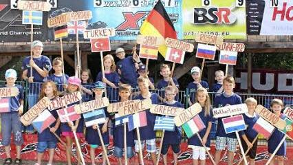 Aus 19 Ländern kommen die Teilnehmer. Ihre Flaggen wehen in Sand.