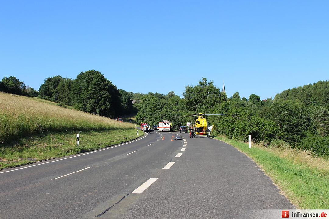 Motorrad kollidiert mit Traktor - Biker schwerst verletzt