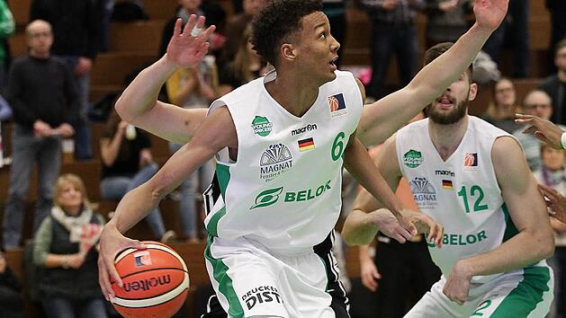 Der talentierte Louis Olinde (mit Ball) z&auml;hlt im Baunacher Team zu den Aktivposten und lieferte ebenso wie Leon Kratzer (r.) am Mittwoch gegen Hanau eine gute Leistung ab.