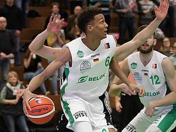 Der talentierte Louis Olinde (mit Ball) z&auml;hlt im Baunacher Team zu den Aktivposten und lieferte ebenso wie Leon Kratzer (r.) am Mittwoch gegen Hanau eine gute Leistung ab.