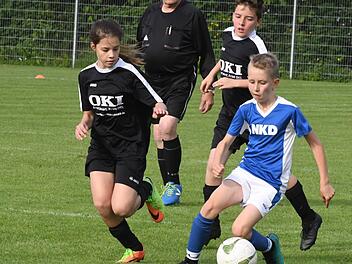 Ramsthals Noah Reuß (rechts) im Zweikampf mit der Diebacherin Lea Ulsamer.Hopf