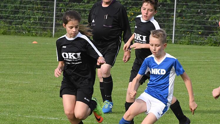 Ramsthals Noah Reuß (rechts) im Zweikampf mit der Diebacherin Lea Ulsamer.Hopf
