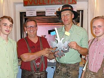 Schützenmeister Michael Wimmel (zweiter von links) überreichte die Insignien an den neuen Vogelkönig Andreas Binder. Es gratulierten die Schießleiter Christoph Metz (links) und Bastian Schmitt (rechts). Fotos: Wolfgang Wimmel