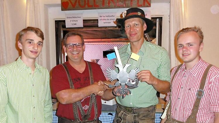 Schützenmeister Michael Wimmel (zweiter von links) überreichte die Insignien an den neuen Vogelkönig Andreas Binder. Es gratulierten die Schießleiter Christoph Metz (links) und Bastian Schmitt (rechts). Fotos: Wolfgang Wimmel